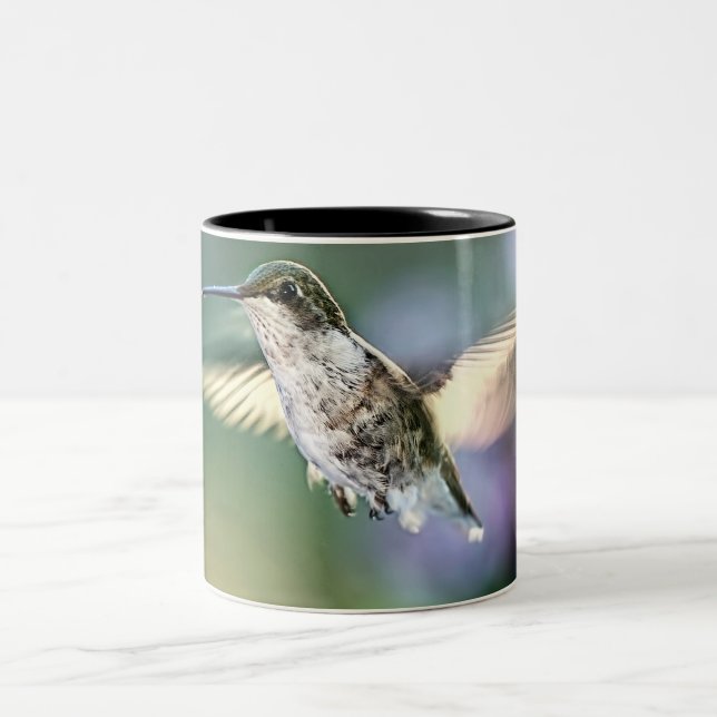 Hummingbird Flying Zweifarbige Tasse (Mittel)