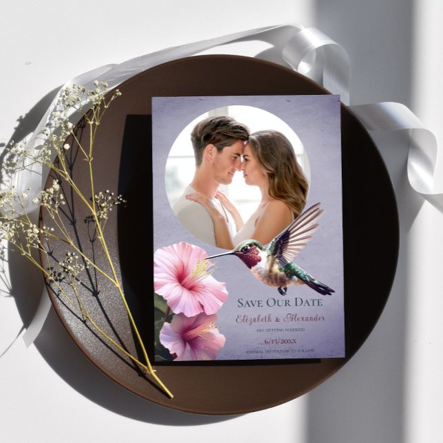 Hummingbird & Hibiskus Foto Save the Date Lila Ankündigung (Purple Hummingbird Hibiscus Photo Save the Date)