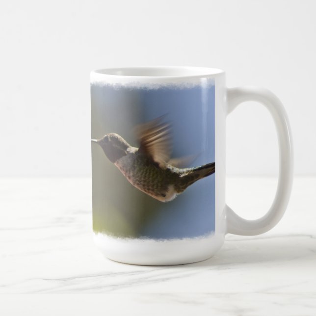 Hummingbird im Flug nach Weiß Kaffeetasse (Rechts)