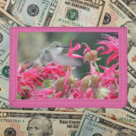 Hummingbird in Flight und rosa Blume Tri-fold Geldbeutel<br><div class="desc">Für Kolibri und Naturfreunde! Sichern Sie Geld und Kreditkarten mit dieser Brieftasche,  die das Foto eines kleinen Kolibri über rosa Blume bietet. Wählen Sie Ihre Portemonnaie aus.</div>