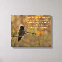 Hummingvogel auf dem Zweig warme gelbe grüne Farbe