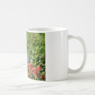 Hummingvogel in wild lebenden Blume Tasse