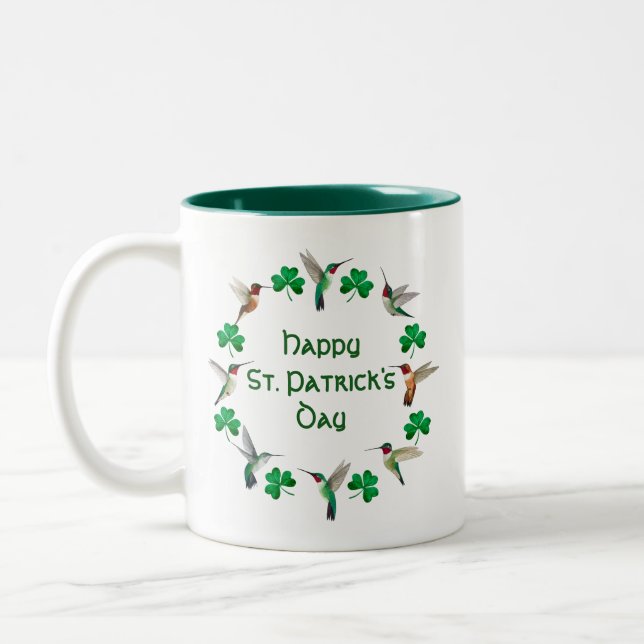 Hummingvögel und Kleeblätter Happy St. Patrick's D Zweifarbige Tasse (Links)