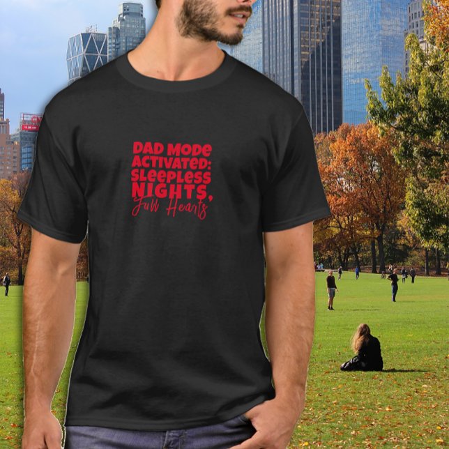 Humoraler Vater präsentiert Black Letter T-Shirt (Von Creator hochgeladen)