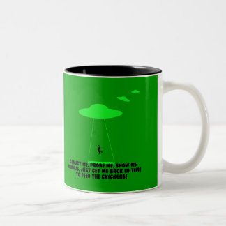 Humorvolle Huhnabduktion Zweifarbige Tasse