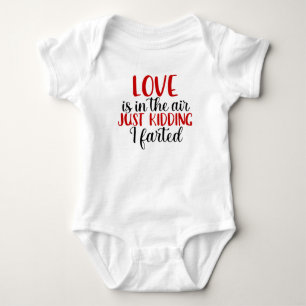 Humorvolle Liebe liegt in der Luft Zitat Baby Strampler