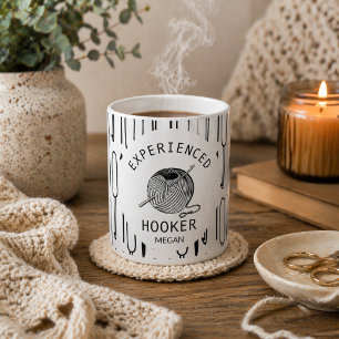 Humorvolle Schwarz-Weiß-Häkel-Themen Kaffeetasse