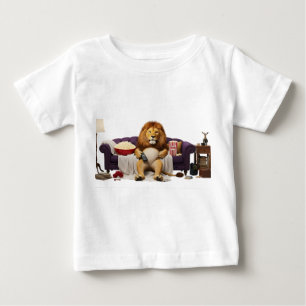 Humorvoller Löwe, der auf dem Sofa entspannt und f Baby T-shirt