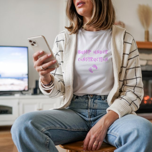 Humorvoller Schwangerschaftsfingerabdruck rosa T-Shirt ( Pregnancy tee features a fun pink fingerprint design and the phrase "Bump Under Construction"!)