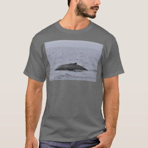 Humpback kommt aus dem Wasser T-Shirt
