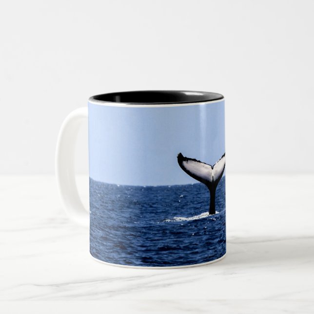 Humpback Whale im Ozean Zweifarbige Tasse (Vorderseite Links)