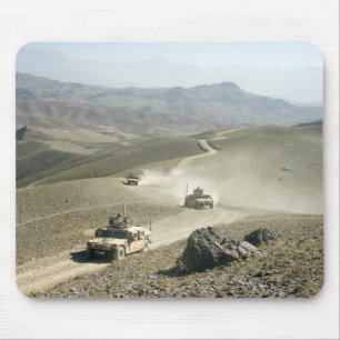 Humvees schroffe Gebirgsquerstraßen Mousepad