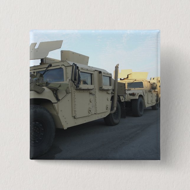 Humvees sitzen am Pier in Morehead City Button (Vorderseite)