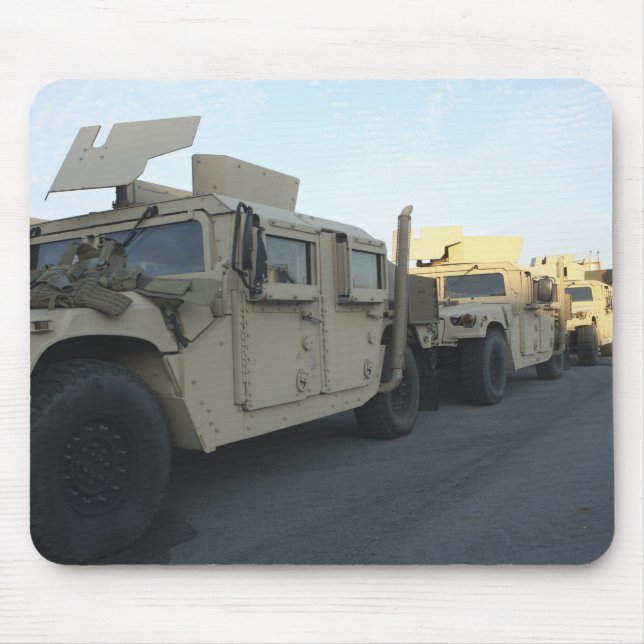 Humvees sitzen am Pier in Morehead City Mousepad (Vorne)