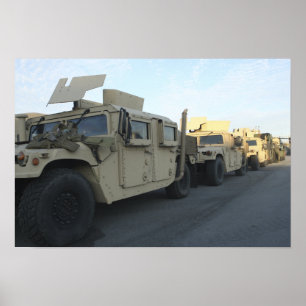 Humvees sitzen am Pier in Morehead City Poster