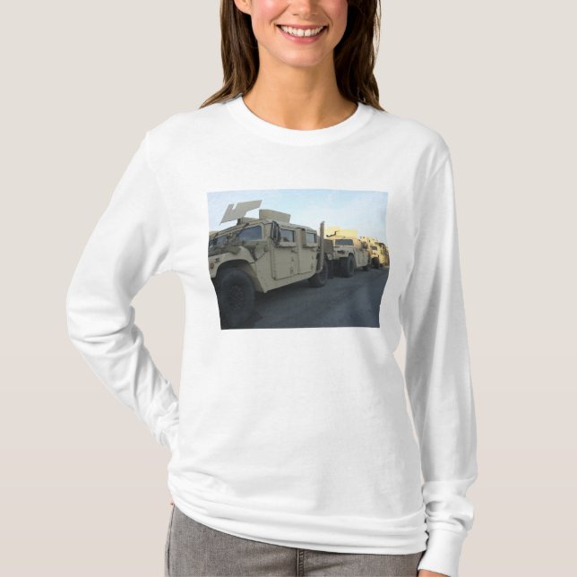 Humvees sitzen am Pier in Morehead City T-Shirt (Vorderseite)