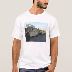 Humvees sitzen am Pier in Morehead City T-Shirt