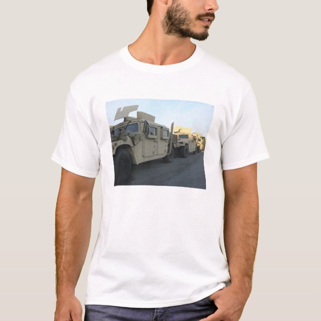 Humvees sitzen am Pier in Morehead City T-Shirt (Vorderseite)