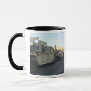 Humvees sitzen am Pier in Morehead City Tasse