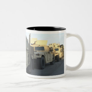 Humvees sitzen am Pier in Morehead City Zweifarbige Tasse