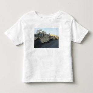 Humvees sitzen auf dem Pier an Morehead Stadt Kleinkind T-shirt