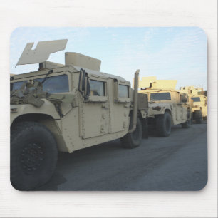 Humvees sitzen auf dem Pier an Morehead Stadt Mousepad