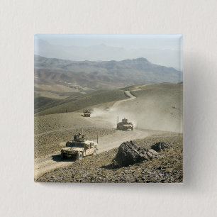 Humvees traverse schroffe Bergstraßen Button