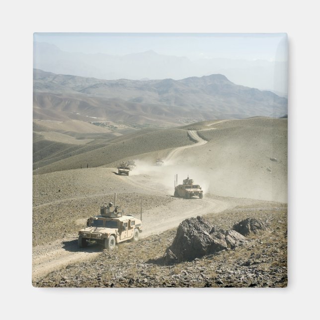 Humvees traverse schroffe Bergstraßen Magnet (Vorne)