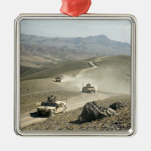 Humvees traverse schroffe Bergstraßen Silbernes Ornament (Vorne)