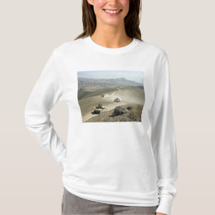 Humvees traverse schroffe Bergstraßen T-Shirt