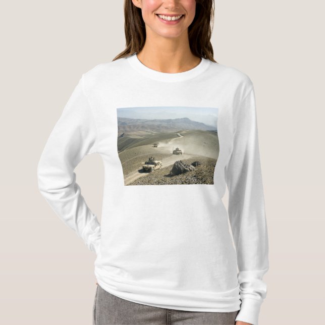 Humvees traverse schroffe Bergstraßen T-Shirt (Vorderseite)