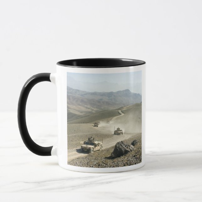 Humvees traverse schroffe Bergstraßen Tasse (Links)