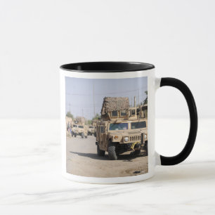Humvees Verhaltenssicherheit während einer Patroui Tasse