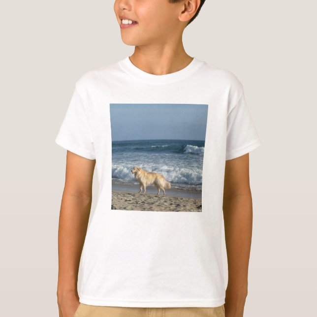 Hund am Strand T-Shirt (Vorderseite)