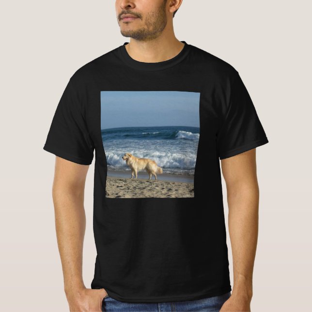 Hund am Strand T-Shirt (Vorderseite)