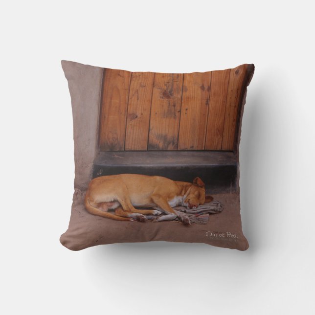 Hund an der Erholung Kissen (Vorderseite)