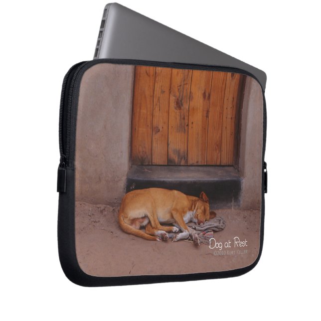 Hund an der Erholung Laptopschutzhülle (Vorne Rechts)