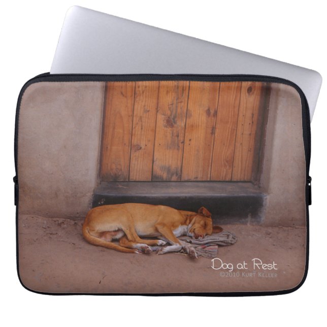 Hund an der Erholung Laptopschutzhülle (Vorderseite)