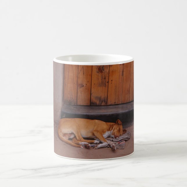 Hund an der Erholung Verwandlungstasse (Mittel)