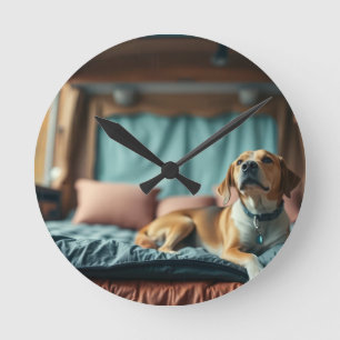 Hund auf Bett Runde Wanduhr