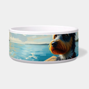 Hund auf einem Boot Napf