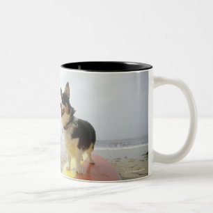Hund auf Surfbrett Zweifarbige Tasse