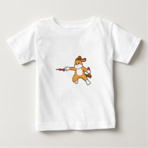Hund bei Darts mit Dart.PNG Baby T-shirt