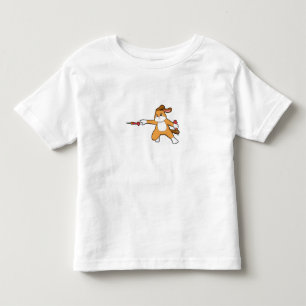Hund bei Darts mit Dart.PNG Kleinkind T-shirt