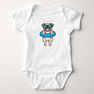 Hund beim Baden mit Schwimmring Baby Strampler