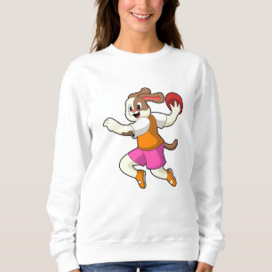 Hund beim Handballspieler mit Handball Sweatshirt