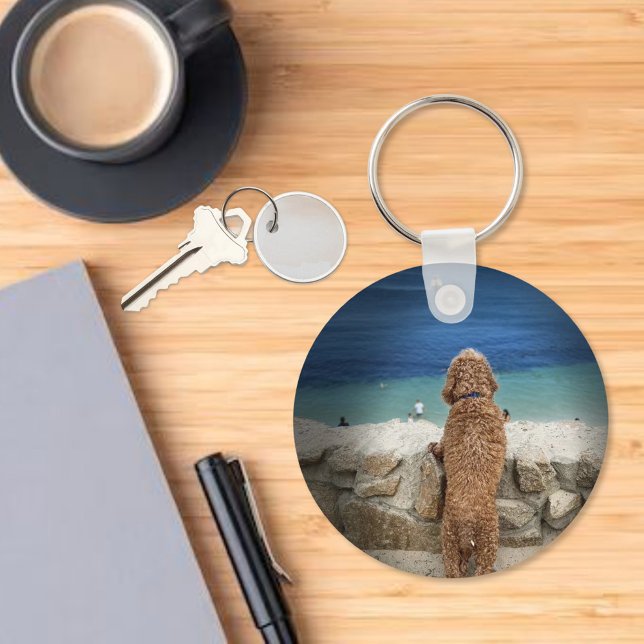 Hund beim Sightseeing am Strand Schlüsselanhänger (Von Creator hochgeladen)