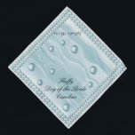 Hund der Bride & Aquamarin Blue Pearls & Blue Silk Halstuch<br><div class="desc">Das ist ein freundliches Bandana, um Ihren Liebling oder Ihre süße Katze zu Ihrem Hochzeitstag zu machen. Über das Design: Der Hintergrund hat ein Aquamarines blaues Seidenmuster. Das Bandana hat einen hübschen Rahmen mit zwei Aquamarinen Perlen. Auf dem Seidenmuster sind neun Aquamarine blaue Perlen platziert, die zufällig platziert werden. An...</div>