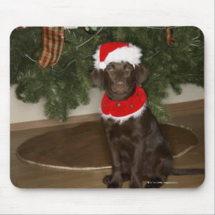 Hund, der durch einen Weihnachtsbaum sitzt Mousepad