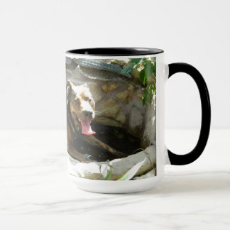 Hund, der in der Wasser-Tasse abkühlt Tasse